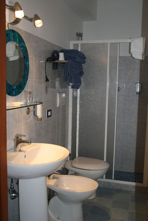 Combined shower/tub, free toiletries, hair dryer, bidet