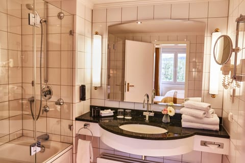 Junior Suite | Bathroom | Hair dryer, bathrobes, towels