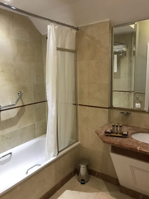 Combined shower/tub, free toiletries, hair dryer, towels