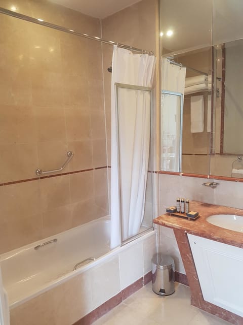 Combined shower/tub, free toiletries, hair dryer, towels