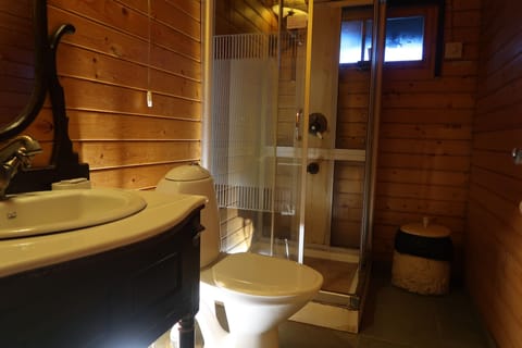 Cottage, 1 Queen Bed with Sofa bed (Suite) | Bathroom | Shower, free toiletries, hair dryer, towels