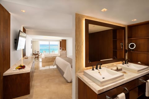 Superior Honeymoon Suite Ocean View - King Size Bed | Hypo-allergenic bedding, down comforters, free minibar, in-room safe