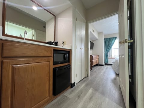 1 Bedroom King Suite with Sofa Bed | Desk, iron/ironing board, free cribs/infant beds, free WiFi