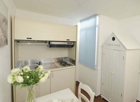 Studio, Kitchenette | Minibar, desk, free WiFi, bed sheets