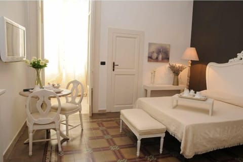 Triple Room | Minibar, desk, free WiFi, bed sheets