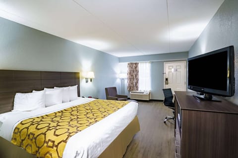 Room, 1 King Bed, Non Smoking (Pet Friendly) | In-room safe, desk, iron/ironing board, rollaway beds