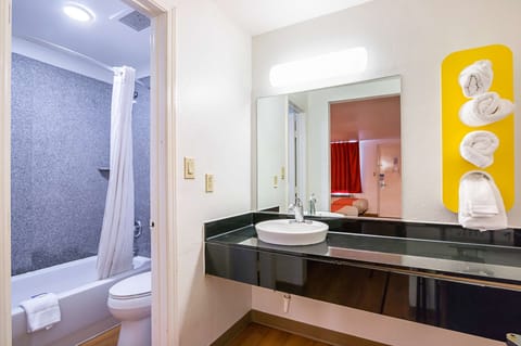 Combined shower/tub, towels