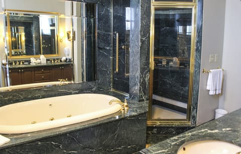 Suite (Morgan) | Bathroom | Combined shower/tub, free toiletries, hair dryer, towels