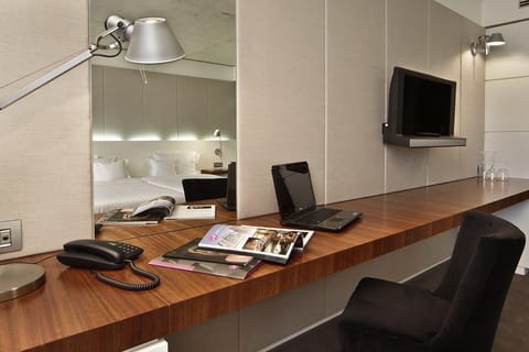 Standard Room | In-room business center