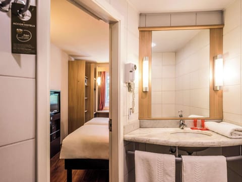 Standard Room, 2 Twin Beds | Bathroom | Shower, eco-friendly toiletries, hair dryer, towels