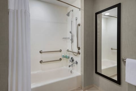 Combined shower/tub, free toiletries, towels