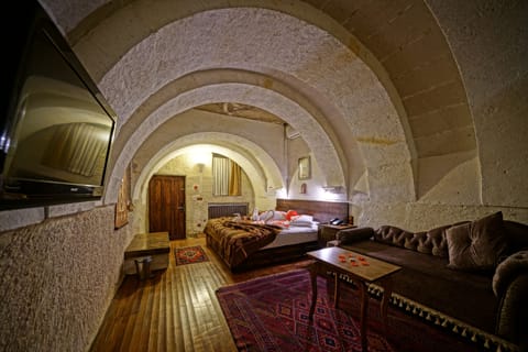 Classic Cave Suite  | Premium bedding, pillowtop beds, minibar, in-room safe