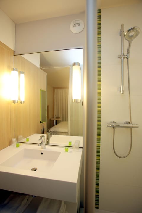 Standard Room, 1 Double Bed | Bathroom | Combined shower/tub, eco-friendly toiletries, hair dryer, towels