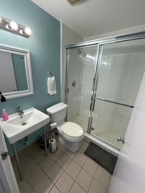 Standard Double Room | Bathroom | Shower, towels