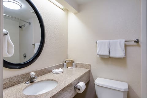 Standard Room, 1 King Bed, Accessible (Smoke Free) | Bathroom | Combined shower/tub, towels