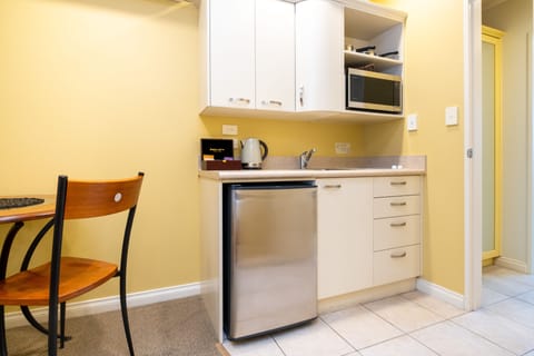 Executive Spa Suite | Private kitchenette | Fridge, microwave, stovetop, coffee/tea maker