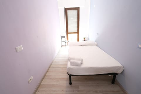 Single Room with Shared Bathroom | Hypo-allergenic bedding, desk, soundproofing, free WiFi