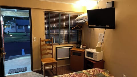 Standard Room, 1 Queen Bed | Desk, iron/ironing board, free WiFi, bed sheets