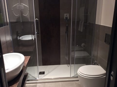 Quadruple Room | Bathroom | Free toiletries, hair dryer, bidet, towels