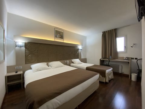 Hypo-allergenic bedding, desk, free WiFi, bed sheets