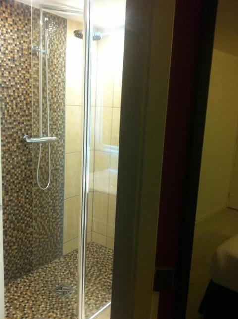 Bathtub, free toiletries, hair dryer, bidet