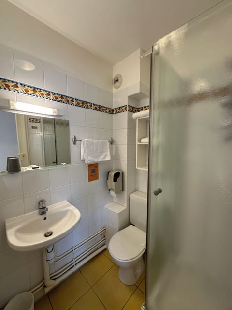Comfort Double Room | Bathroom | Shower, free toiletries, hair dryer, towels
