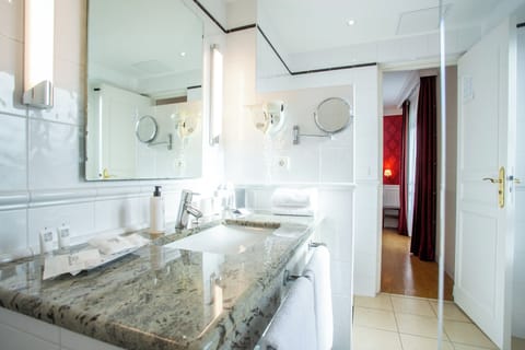 Comfort Room, 2 Twin Beds, Non Smoking (Larger Room) | Bathroom | Free toiletries, hair dryer, towels