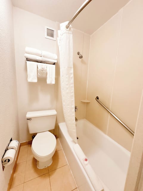 Family Room, Non Smoking (2 Queen Beds & 1 Bunk Bed) | Bathroom | Combined shower/tub, eco-friendly toiletries, hair dryer, towels