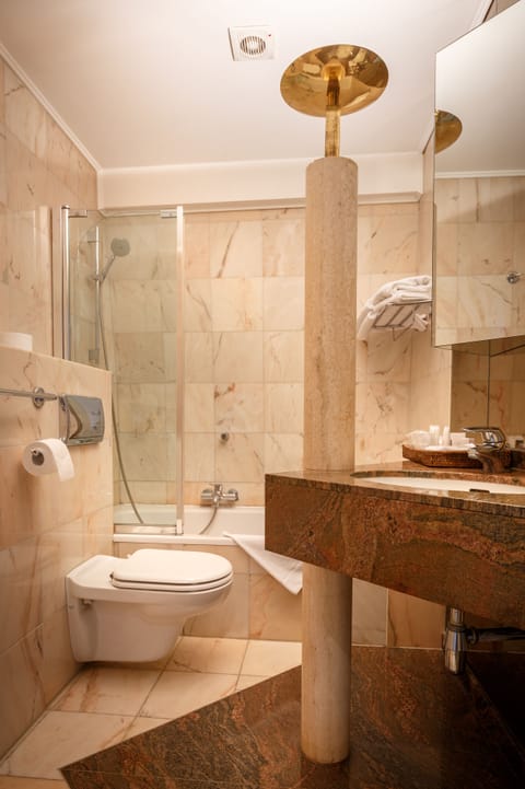 Combined shower/tub, free toiletries, towels