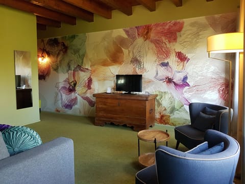 Family Room (La Suite du Silo à Grains) | Memory foam beds, individually decorated, desk, laptop workspace