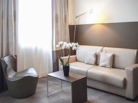 Suite, 1 Double Bed with Sofa bed | Minibar, in-room safe, desk, soundproofing