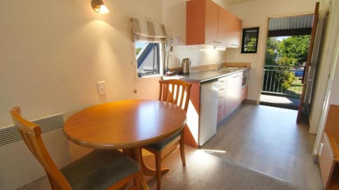 Executive Studio | Private kitchenette | Fridge, microwave, stovetop, coffee/tea maker