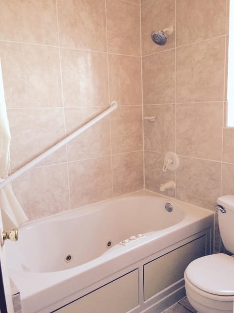 Combined shower/tub, free toiletries, towels