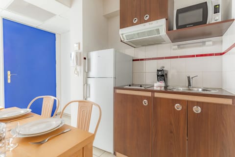 Superior Apartment | Private kitchenette | Fridge, microwave, stovetop, dishwasher