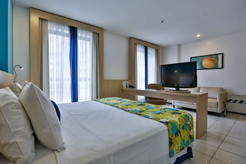 Deluxe Room, 1 Queen Bed | Minibar, in-room safe, desk, iron/ironing board