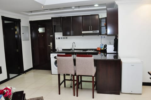 Suite, 1 Bedroom | Private kitchenette | Fridge, microwave, stovetop, coffee/tea maker