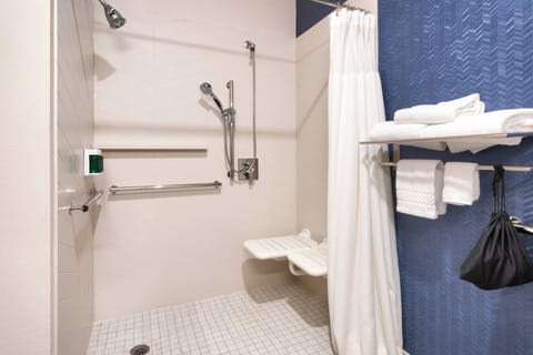 Combined shower/tub, free toiletries, hair dryer, towels