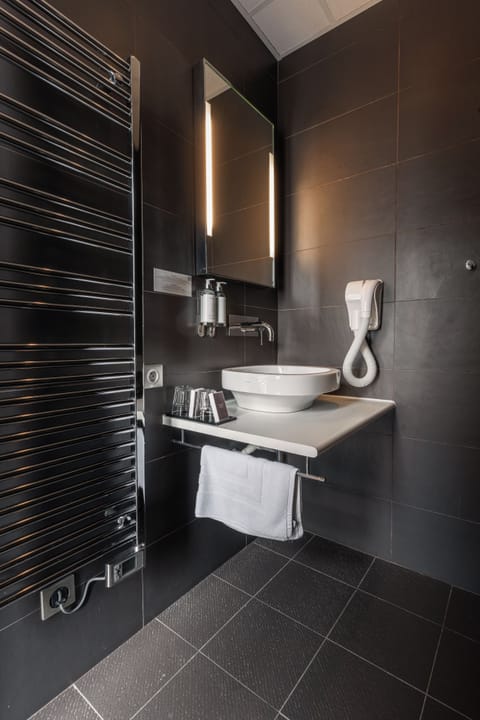 Premium bedding, individually decorated, individually furnished, desk