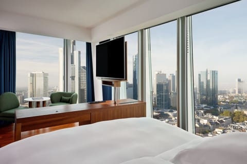 Deluxe Room, 1 King Bed, Non Smoking | Premium bedding, down comforters, minibar, in-room safe