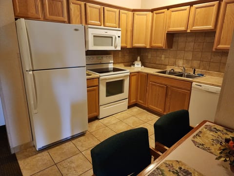 Suite, 2 Bedrooms, Kitchen | Private kitchen | Fridge, microwave