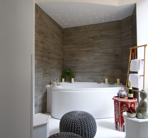 Suite, 1 Double Bed, Hot Tub | 1 bedroom, free minibar, in-room safe, desk