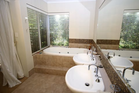 Separate tub and shower, jetted tub, free toiletries, hair dryer