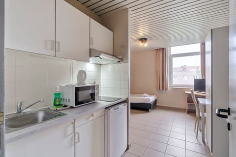 Budget Studio Single | Private kitchen | Fridge, microwave, stovetop, coffee/tea maker