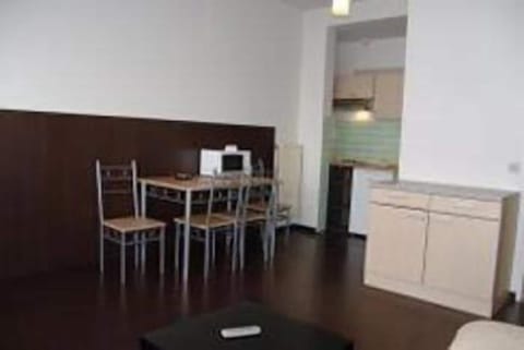 Grand Studio, 2 Twin Beds | In-room dining