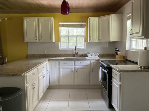 House (Townhouse accommodates six) | Private kitchen | Full-size fridge, microwave, oven, stovetop