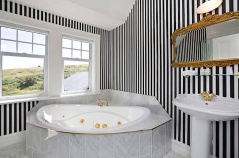 Double King Room | Deep soaking bathtub