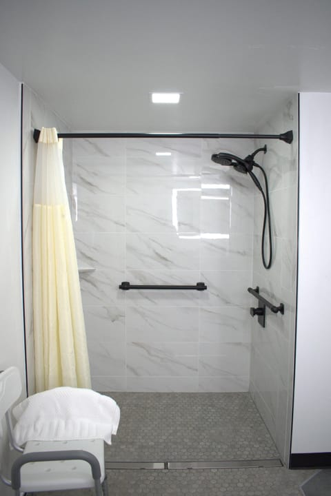 Combined shower/tub, deep soaking tub, free toiletries, hair dryer