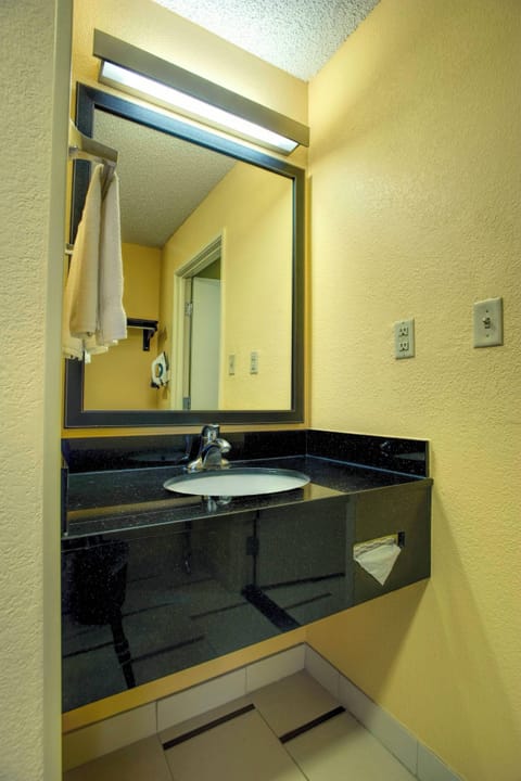 Room, 1 Queen Bed, Non Smoking | Bathroom | Combined shower/tub, free toiletries, hair dryer, towels