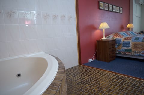 Spa Suite | Desk, iron/ironing board, free cribs/infant beds, free WiFi