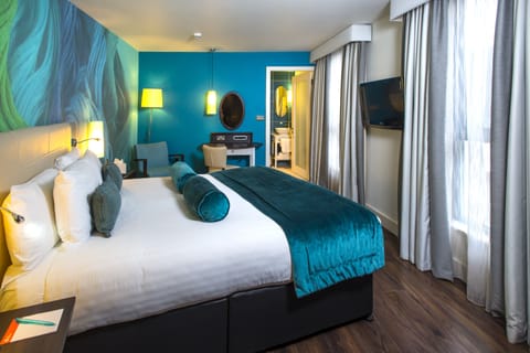 Standard Room, 1 Double Bed (Stocked Minibar) | Hypo-allergenic bedding, free minibar, in-room safe, desk